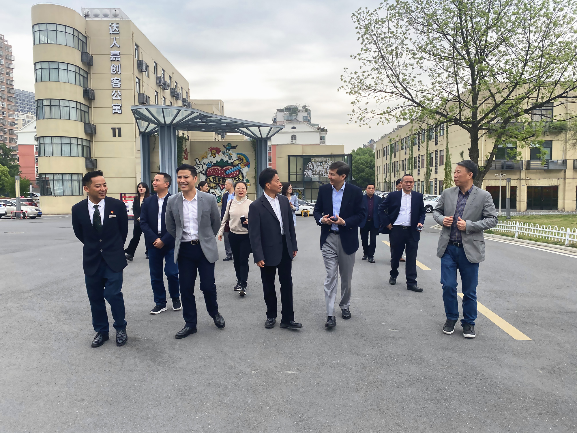 杭州市政協副主席、市工商聯主席馮仁強 一行蒞臨廬陽建華文創園考察